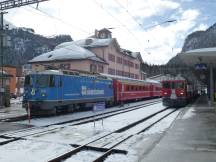 Bf Pontresina - links Zug nach Scoul-Tarasp, rechts Berninabahn nach St.Moritz