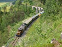 Anfahrt z. Landwasserviadukt, im Hintergr. Schmittentobel-Viadukt