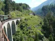 Schmittentobel-Viadukt, im Hintergrund rechts bereits Landwasserviadukt zu erkennen