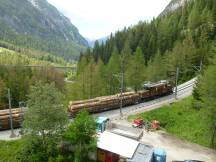 zwischen Albulaviadukt III (hinten im Bild) und Zuondra-Spiraltunnel