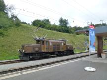 Umsetzen im Bf Filisur, Flagge 125-Jahre RhB 1889-2014