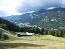 Schleife bei Cavadürli - Blick von oberer auf untere Ebene - dahinter das Prättigau