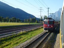 Zugbegegnung bei Zizers - ganz links normalspurigen Gleise der SBB