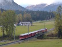 Pendelzug Klosters-Davos auf der Brücke über den Stützbach zwischen bei Ober Laret