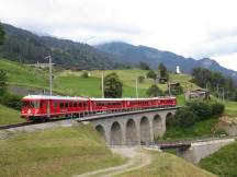 Pendelzug auf dem Viadukt zwischen Küblis und Saas