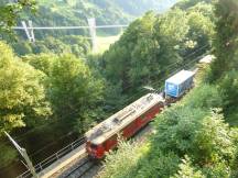 Güterzug zwischen Serneus und Klosters, hinten die 2005 eröffnete Sunnibergbrücke