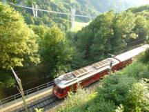 Tw Be 4/4 (Bj 1971) zw Serneus und Klosters, hinten die 2005 eröffnete Sunnibergbrücke