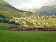 Zug zwischen Serneus und Klosters Dorf, im Hintergrund Klosters Platz