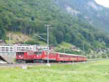 Zugüberholung bei Schiers (links Güterzug, rechts Express nach Landquart)
