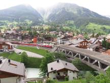 Klosters Platz mit der markanten Brücke über die Landquart