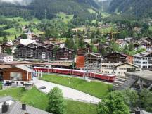 Pendelzug Klosters-Davos am Bf Klosters Platz, rechts die Brücke über die Landquart