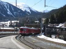 Pendelzug Klosters-Davos am Bf Klosters Platz, rechts die Brücke über die Landquart