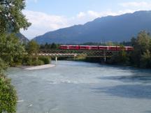 vierteiliger Alegra-Triebwagen auf der Hinterrheinbrücke bei Reichenau-Tamins