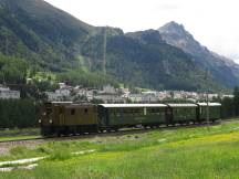 Ge 2/4 Nr. 222 (Bj 1913) im Val Bernina, im Hintergrund Ortschaft Pontresina