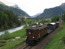 Ge 4/6 Nr. 353 (Bj 1914) im Val Bernina, im Hintergrund Ortschaft Pontresina