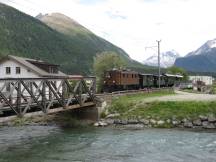 Ge 4/6 Nr. 353 (Bj 1914) an der Innbrücke bei Samedan