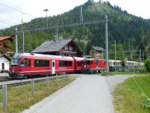 Zugbegegnung im Bahnhof Langwies