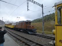 Begegnung vom Bellavista- (links) und Montebello-Express (rechts) am Bf Bernina Suot