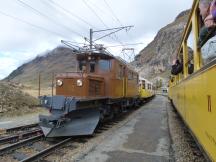 Begegnung vom Bellavista- (links) und Montebello-Express (rechts) am Bf Bernina Lagalb