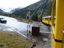 BÜ in der Montebellokurve, im Hintergrund der Morteratsch-Gletscher