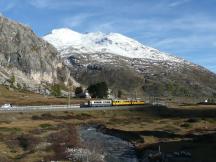 zwischen Diavolezza und Lagalb neben dem Berninabach, im Hintergrund Piz Lagalb