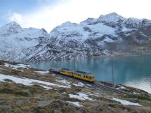 am Lago Bianco, im Hintergrund v.l. Sassal Mason, Piz Caral, Piz Cambrena, Munt Arlas