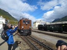 Zugbegegnung vom Lunghin-Express (links) Holsboer Express (rechts) im Bf Bever