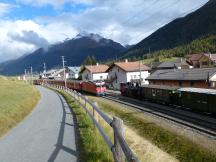 Zugbegegnung vom Planzug (links) und Holsboer Express (rechts) im Bf S-chanf