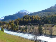 herbstlich gefärbte Bergwelt bei Punt Muragl, im Vordergrund der Flaz