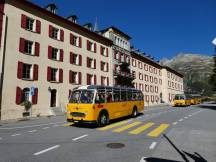 vor dem Grand Hotel Glacier du Rhône in Gletsch