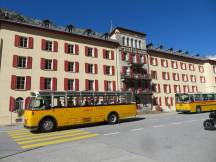 vor dem Grand Hotel Glacier du Rhône in Gletsch