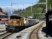 am Bf Bergün/Bravuogn, links im Hintergrund BDe 4/4 491 der Misoxerbahn