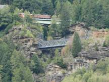 Zug auf der Brücke Cavagliasco Sopra, darunter Brücke Cavagliasco Sotto