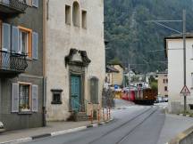 Engpass an der Kirche Sant' Antonio in Li Curt, wo die Bahn auf der Straße fährt