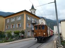 Engpass an der Kirche Sant' Antonio in Li Curt, wo die Bahn auf der Straße fährt