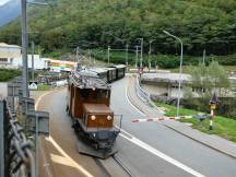 vor Campocologno teilen sich Zug und Straße eine Brücke über den Fluss