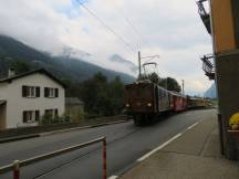 Engpass an der Kirche Sant' Antonio in Li Curt, wo die Bahn auf der Straße fährt