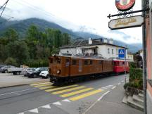 Engpass an der Kirche Sant' Antonio in Li Curt, wo die Bahn auf der Straße fährt