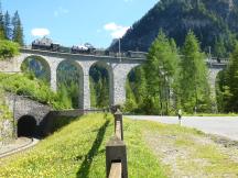 Viadukt im Albulatal zwischen Bergün und Preda, links Ausfahrt des Spiraltunnels