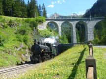 Viadukt im Albulatal zwischen Bergün und Preda, links Ausfahrt des Spiraltunnels