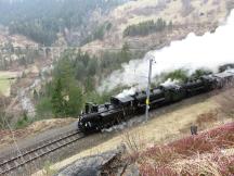 3 Dampflokomotiven vor dem Zug, im Hintergrund das Schmittentobel Viadukt