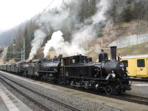 3 Dampflokomotiven vor dem Zug im Bf Bergün/Bravuogn