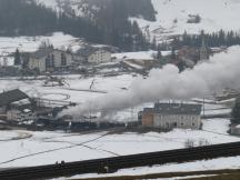 3 Dampflokomotiven auf der unteren Ebene am Ortsrand von Bergün/Bravuogn