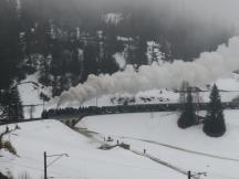 3 Dampflokomotiven auf der mittleren Ebene am Ortsrand von Bergün/Bravuogn