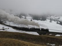 3 Dampflokomotiven auf der mittleren Ebene am Ortsrand von Bergün/Bravuogn