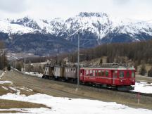 Lokzug auf dem Weg von der Fahrzeugparade in Pontresina zurück nach Samedan