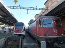 links Trenitalia, mitte Tw 524 der Tilo auf Linie S20, rechts Re 4/4 II 11250 in Locarno