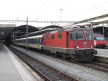 Re 4/4 II 11132 in Luzern mit Personenwagen in 