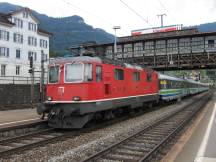 Bf Arth-Goldau, im Hintergrund historischer Hochperron der Rigi-Bahn