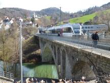 Viadukt über die Thur bei Lichtensteig mit Zug der Linie S2
